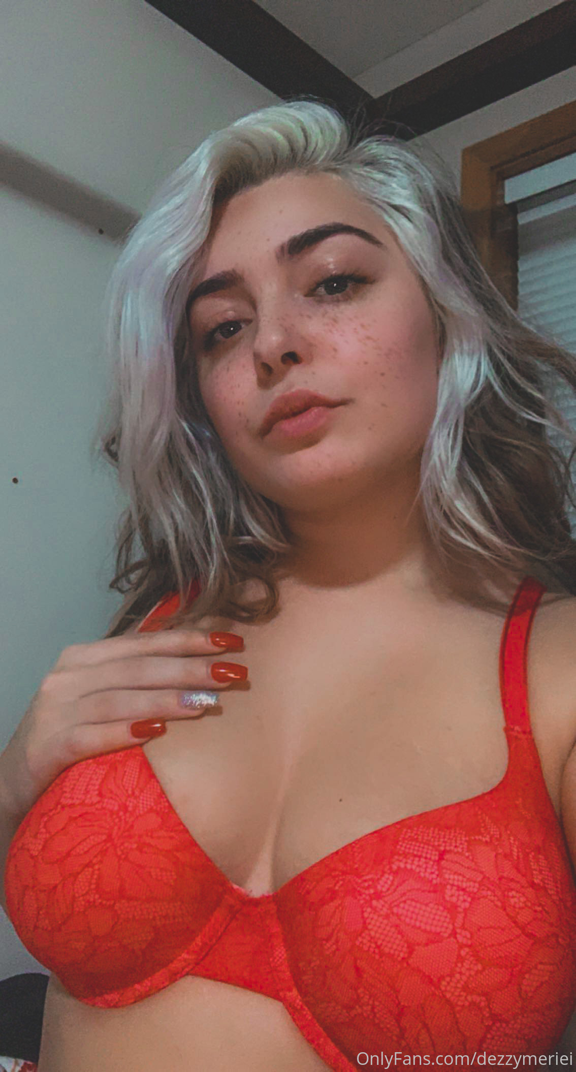 Slideshow dezzymeriei onlyfans leak.